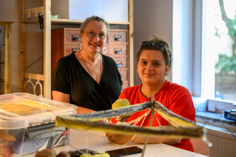 Ina Goetz (55, l.) und Babette Sperling (34) sitzen in ihrem Atelier.