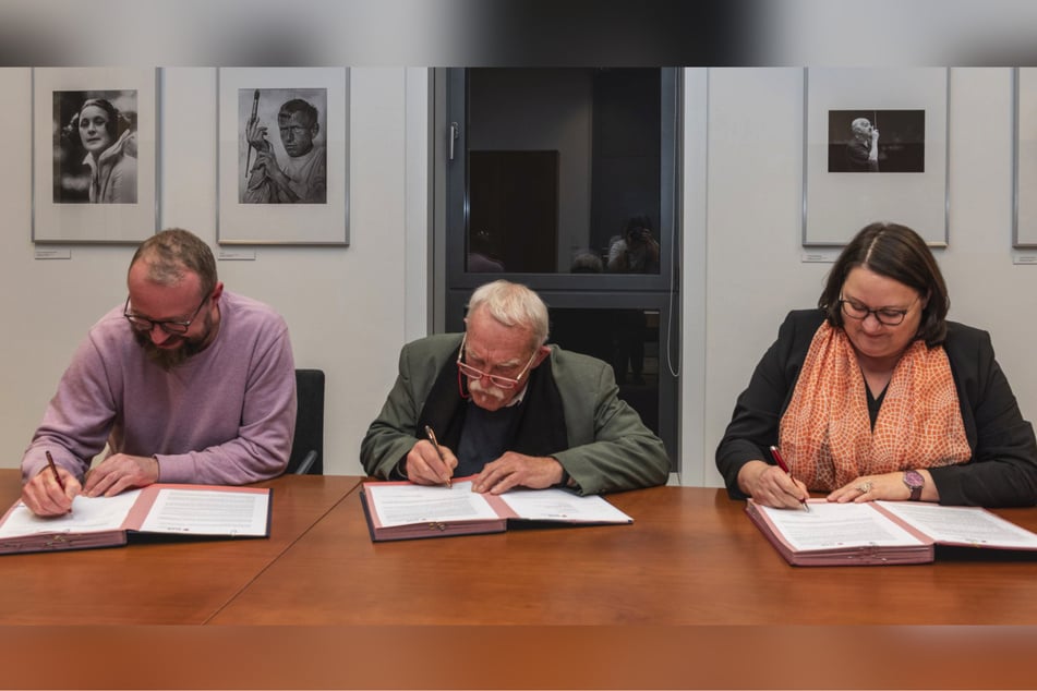 Sommer-Biograf Oliver Schwerdt, Günter Baby Sommer und SLUB-Generaldirektorin Katrin Stump (v.l.) bei der Vertragsunterzeichnung in der SLUB.