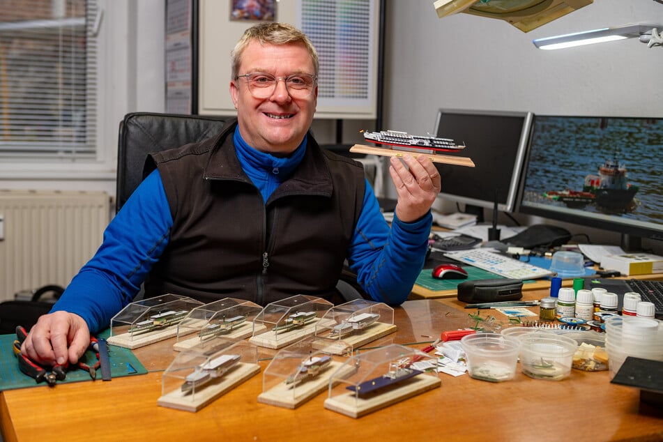Ist sein eigener Flottenchef: Kai Hölzel (55) baute alle Dampfer der Weißen Flotte als Miniaturausgabe originalgetreu nach.