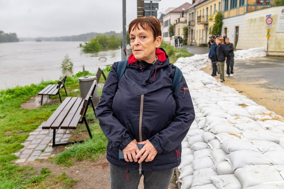 Ute Thalheim (72) am Sandsack-Wall bekommt beim Anblick des Hochwassers Gänsehaut.