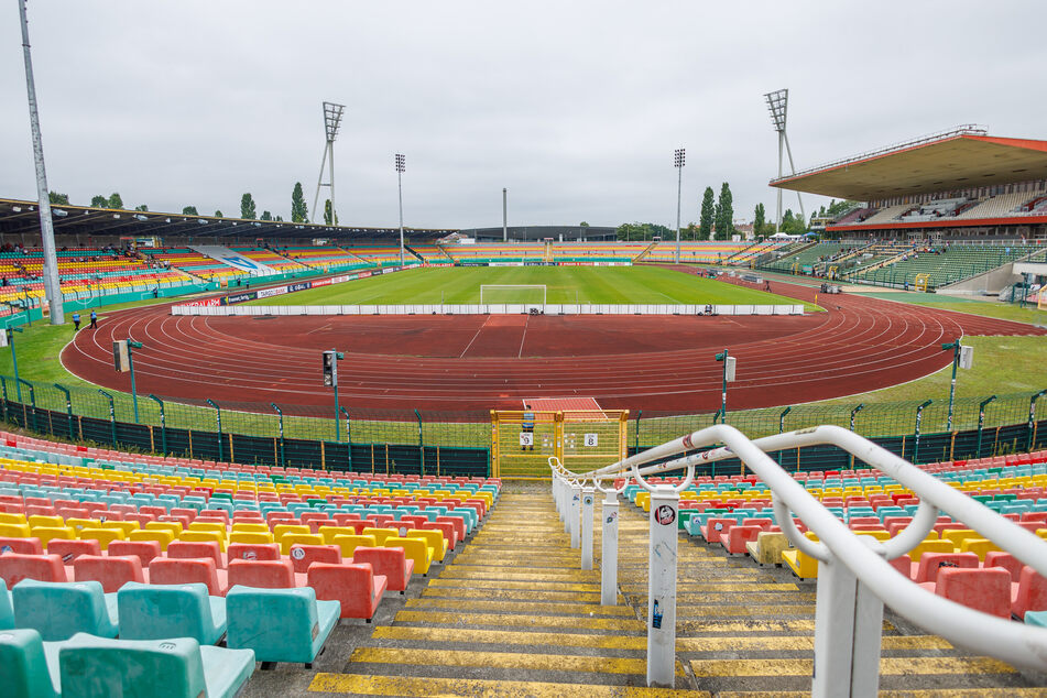 Among other things, the iconic green-gelb-roten Scales machen the Berliner Jahn-Sportpark undisturbed.