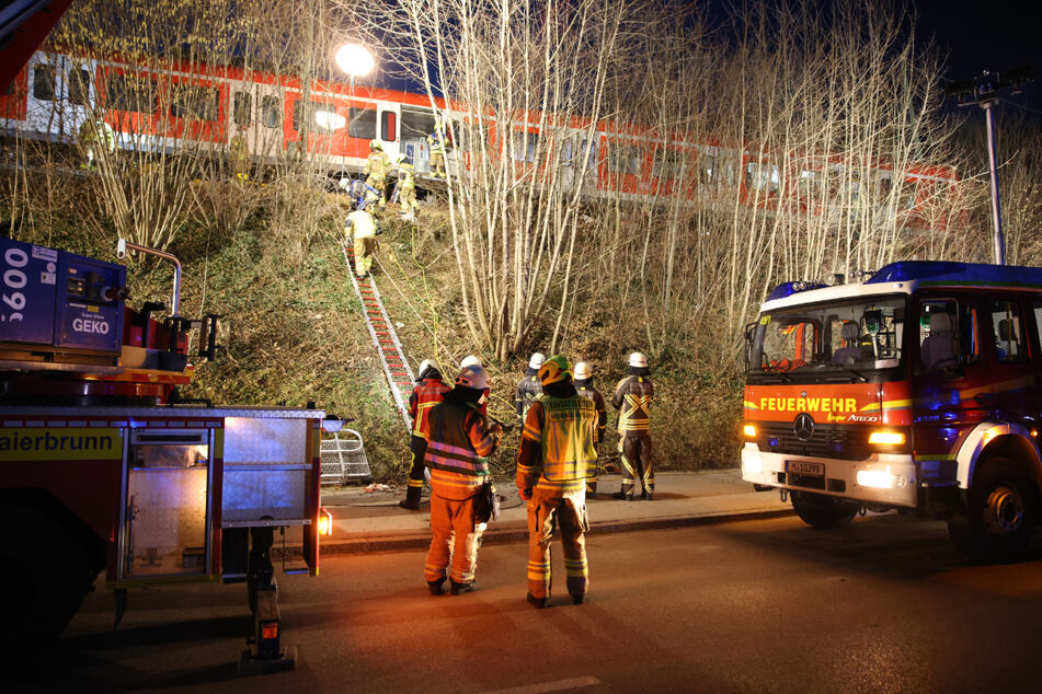 Beim Zusammenstoß zweier S-Bahnen im Landkreis München sind am Montag ein Mensch getötet und mehr als zehn verletzt worden.