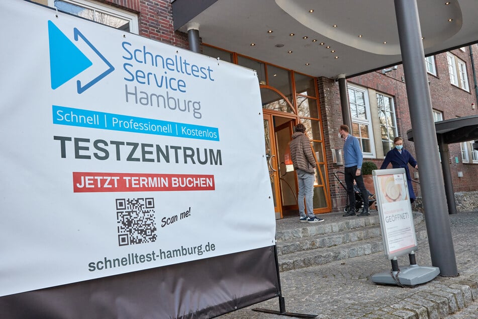 Ein Schild mit der Aufschrift «Schnelltest Service Hamburg Testzentrum» steht vor dem Eingang des Meridian Spa & Fitness in der Quickbornstraße.