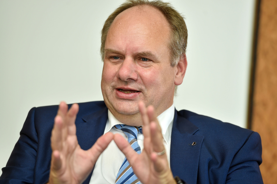OB Dirk Hilbert (49, FDP)