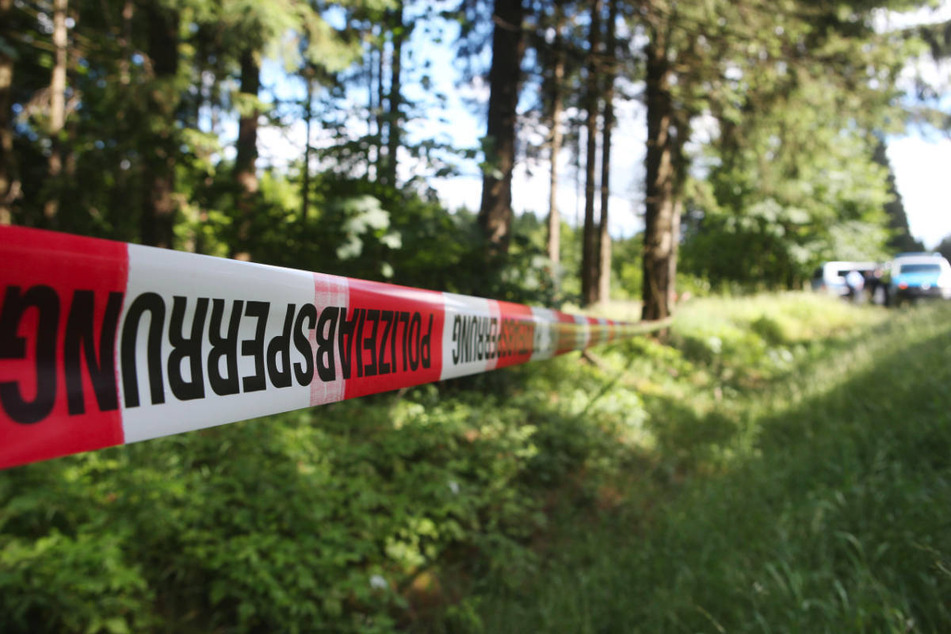 Eine Spaziergängerin hat den Leichnam auf einer Wiese nahe des Schönefelder Sees gefunden. (Symbolfoto)