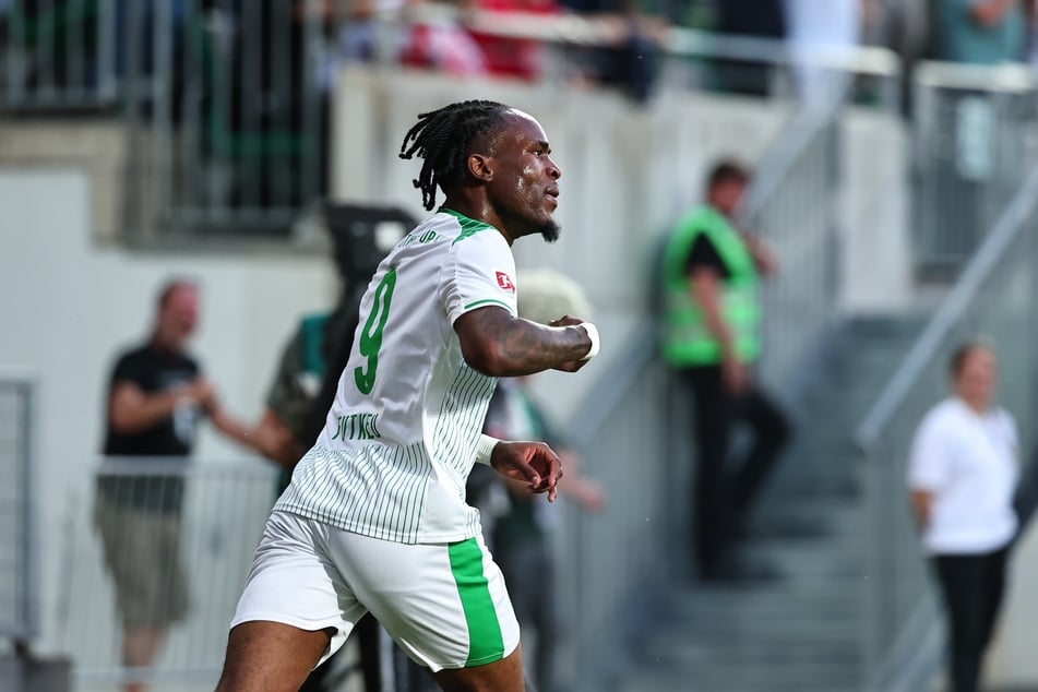 Noel Futkeu zeigt es an: Er und kein anderer bugsiert das Kleeblatt zurück ins Relegationsrennen.