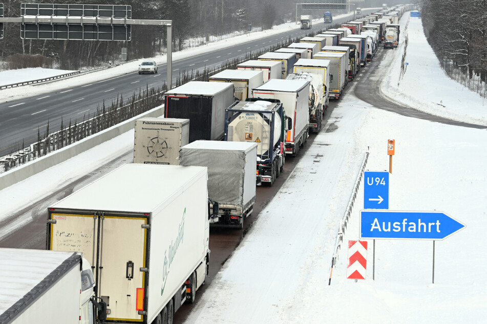 Auf der A9 in Sachsen-Anhalt in Richtung Berlin staute sich der Verkehr Laster an Laster.