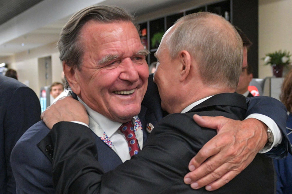 Gerhard Schröder (l.) gilt als langjähriger Freund den russischen Präsidenten Wladimir Putin (69).