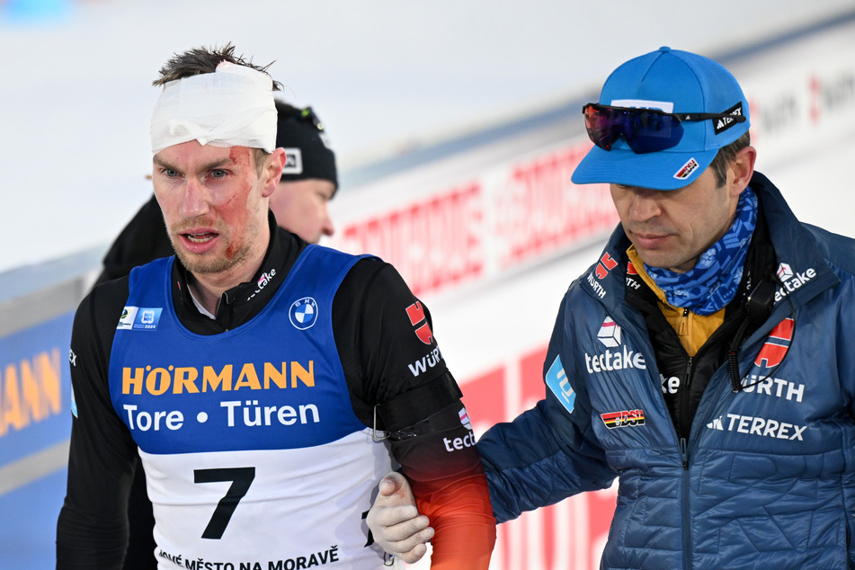 Für Johannes Kühn (32, l.) endete die Biathlon-WM mit einem dick bandagierten Kopf.