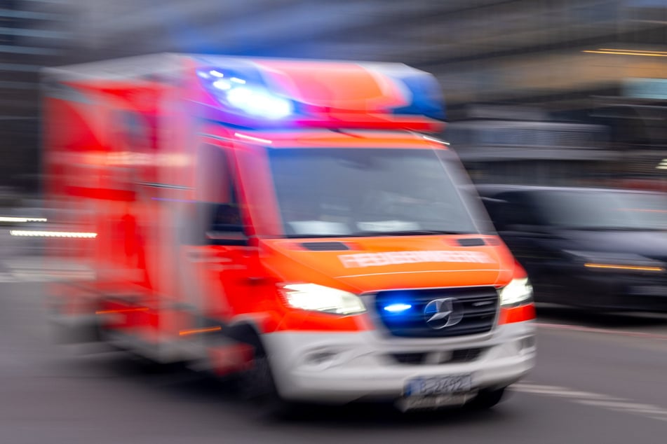 Der 21-Jährige wurde mit schweren Verletzungen in ein Krankenhaus gebracht. (Symbolbild)