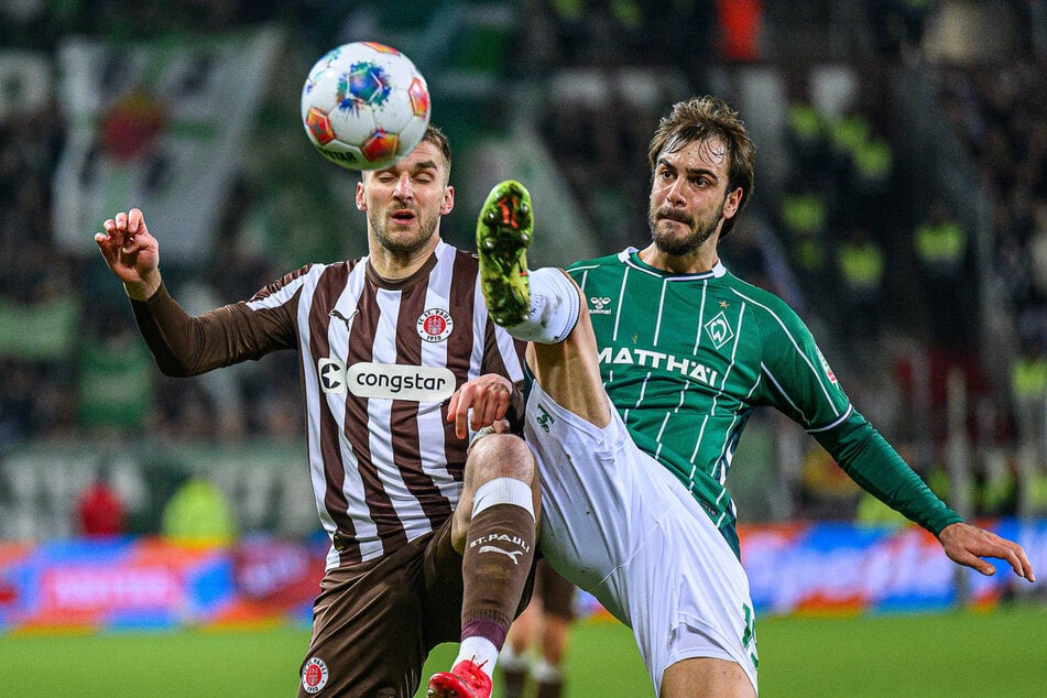 James Sands (25, l) saß zum ersten Mal in dieser Saison nur auf der Bank und wurde kurz vor Ende eingewechselt.