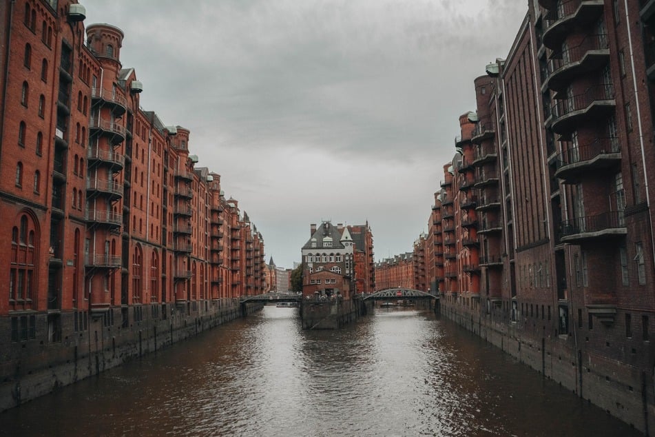 Ein beliebtes Touristenziel in der Speicherstadt von Hamburg ist das Wasserschloss am Ende des Holländischen Brooks.