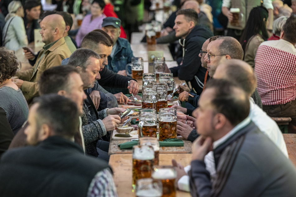 Bier, Musik und gemütliche Stimmung gab es im Vorjahr auf dem Zwickauer Hauptmarkt. Das Fest fällt dieses Jahr aus.