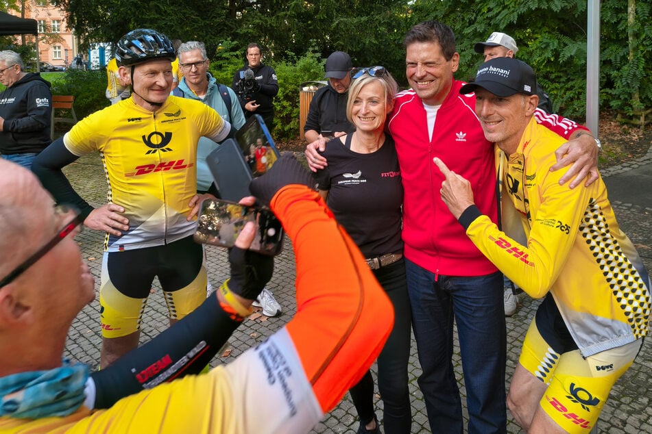 Bereits am Freitag stieß Jan Ullrich zu den Teilnehmern in Ústí nad Labem - inklusive Selfies und Autogrammen.