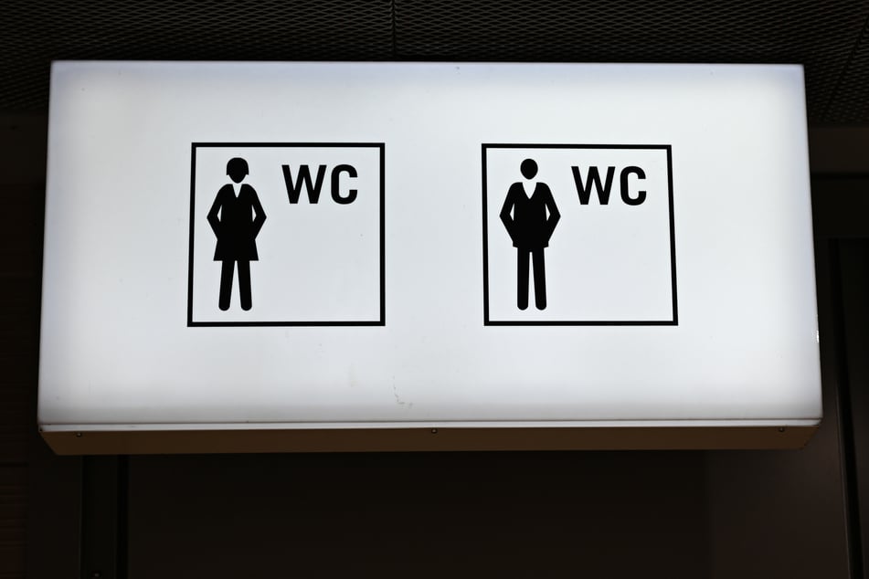 Eine Touristin (21) wurde in einer öffentlichen Toilette eingesperrt - die Feuerwehr musste sie befreien. (Symbolfoto)