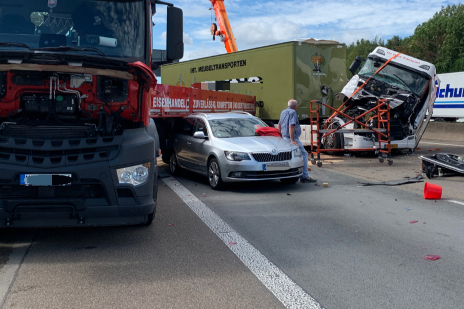 Bei dem Unfall auf der A4 bei Köln-Poll waren zwei Laster und ein Auto beteiligt.