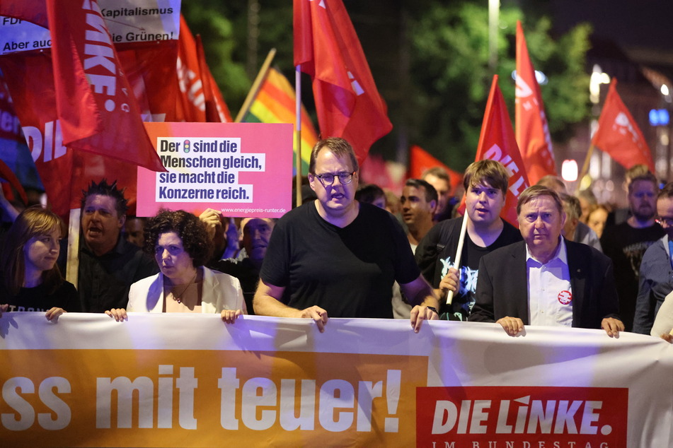Der Linken-Bundestagsabgeordnete Sören Pellmann (45, Mitte, schwarzes Shirt) will keinen Wochentag den "Nazis" überlassen.