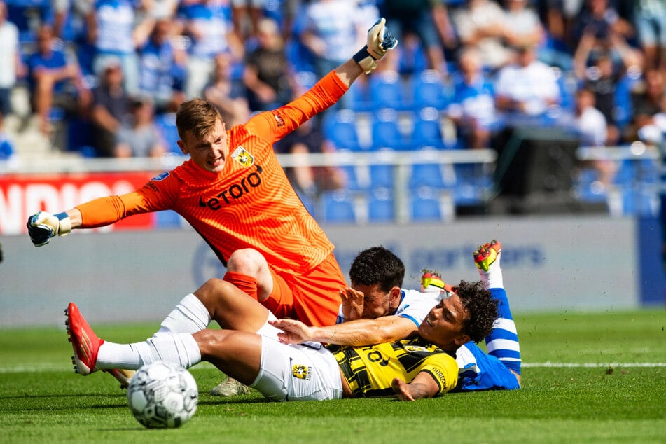Voller Einsatz: Markus Schubert (23, o.) gewann am 1. Spieltag der niederländischen Eredivisie mit Vitesse Arnheim mit 1:0 bei PEC Zwolle.