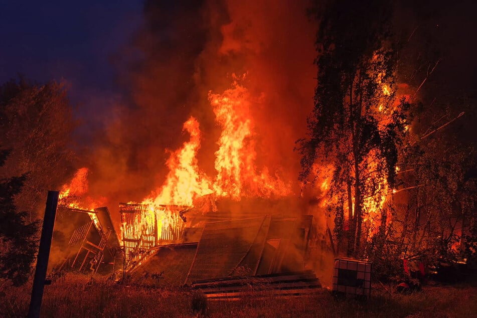 Die Feuerwehr konnte das Niederbrennen der Lagerhalle nicht mehr verhindern.