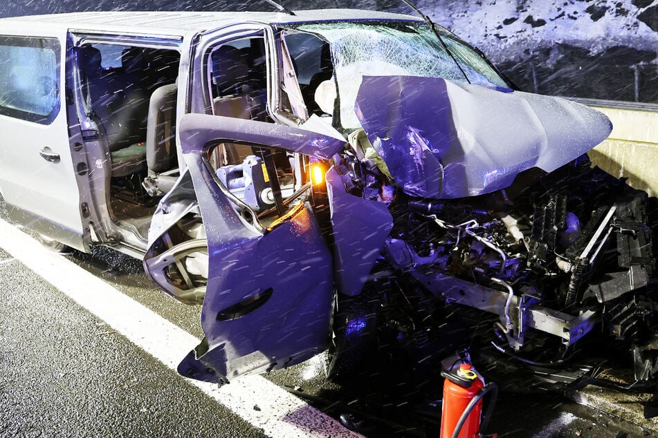 Einer der Insassen des Transporters musste von der Feuerwehr aus dem Autowrack befreit werden.