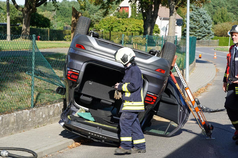 Der Wagen blieb nach dem Unfall auf dem Dach liegen.