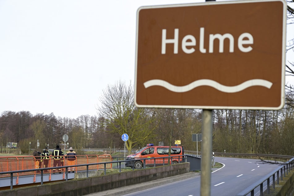 Ein Deich des Flusses Helme ist in Sachsen-Anhalt kontrolliert geöffnet worden. (Symbolbild)