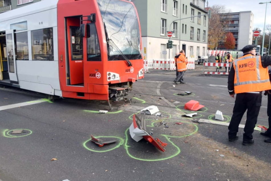 Die Bahn der KVB erlitt an der Front einen Schaden, sprang aus den Schienen.