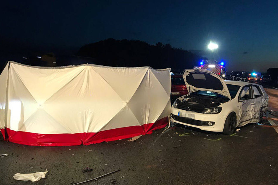 Zwei Menschen starben bei dem Massen-Crash.