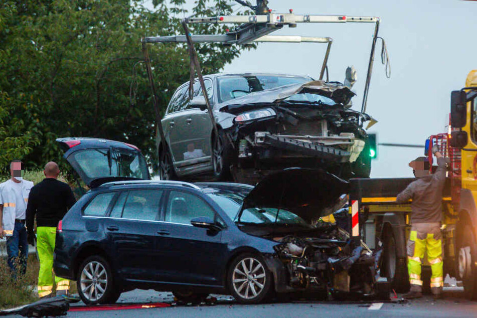 Zwei der insgesamt drei an dem Unfall beteiligten Autos werden abtransportiert.