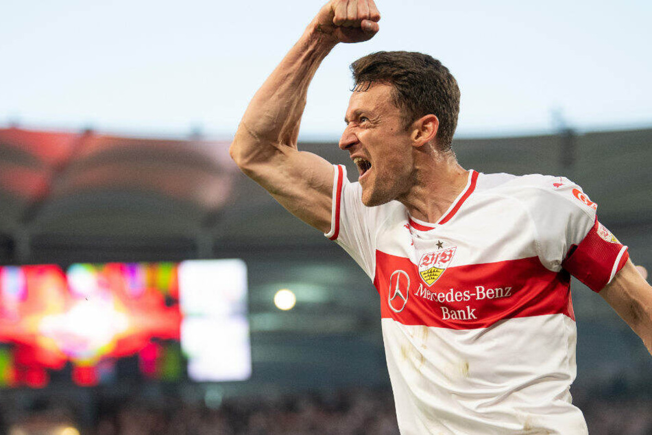 Christian Gentner bejubelt das 1:0 in der Relegation gegen Union Berlin.