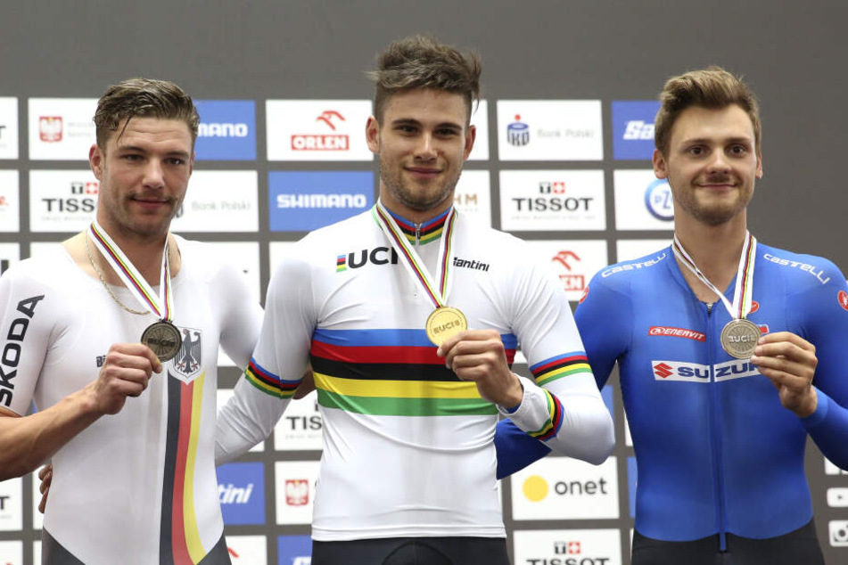 Der Sieger Filippo Ganna (M) aus Italien steht zusammen mit dem Zweitplatzierten Domenic Weinstein (l) aus Deutschland und dem Drittplatzierten Davide Plebani (r) aus Italien auf dem Siegerpodest.