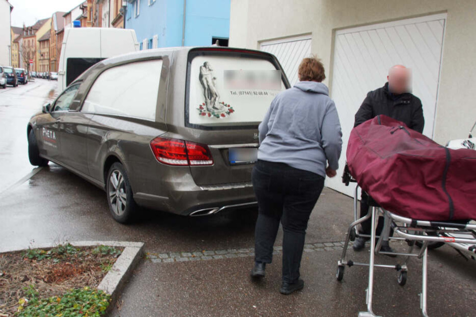 Zwei tote Personen wurden aus dem Familienhaus geborgen.