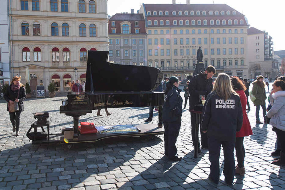 Immer wieder wurde der Künstler bei seinen Demos kontrolliert. Zuletzt verbot die Stadt die Auftritte.