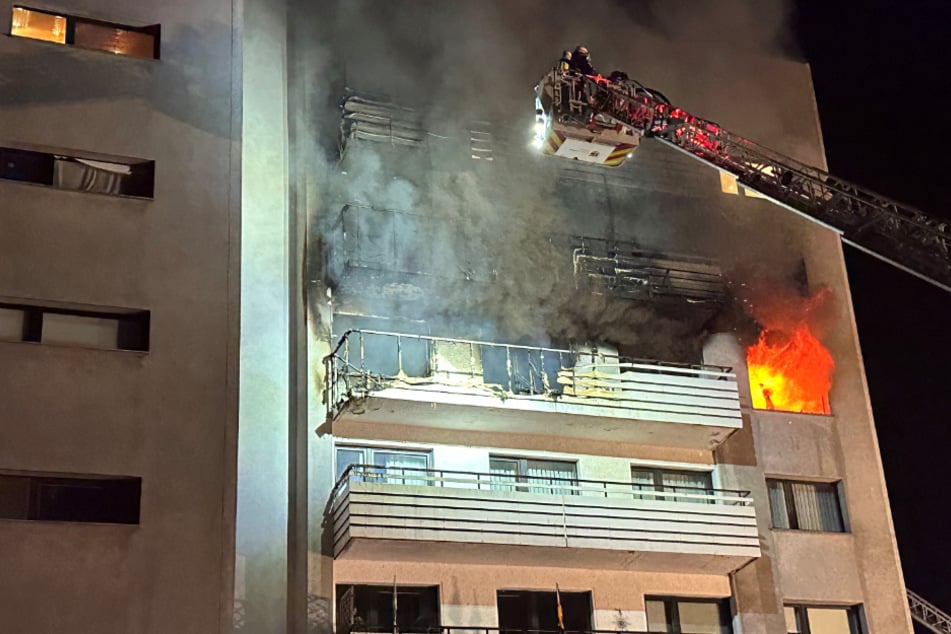 Wohnung von Seniorin (73) steht in Flammen, Bewohnerin wird schwer verletzt