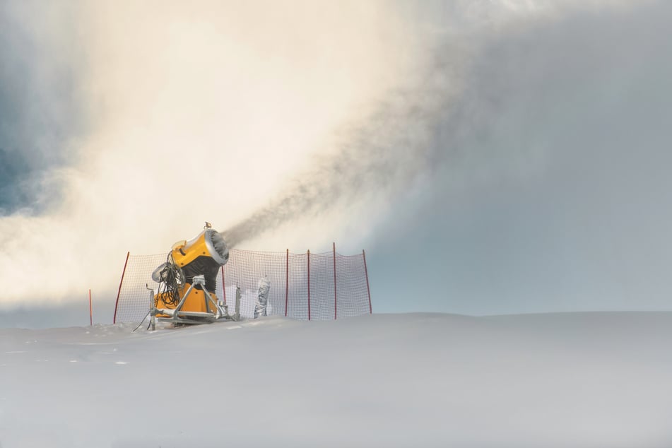 Das Netz bot ihm keinen Schutz. Der junge Wintersportler prallte gegen die Schneekanone. (Symbolbild)