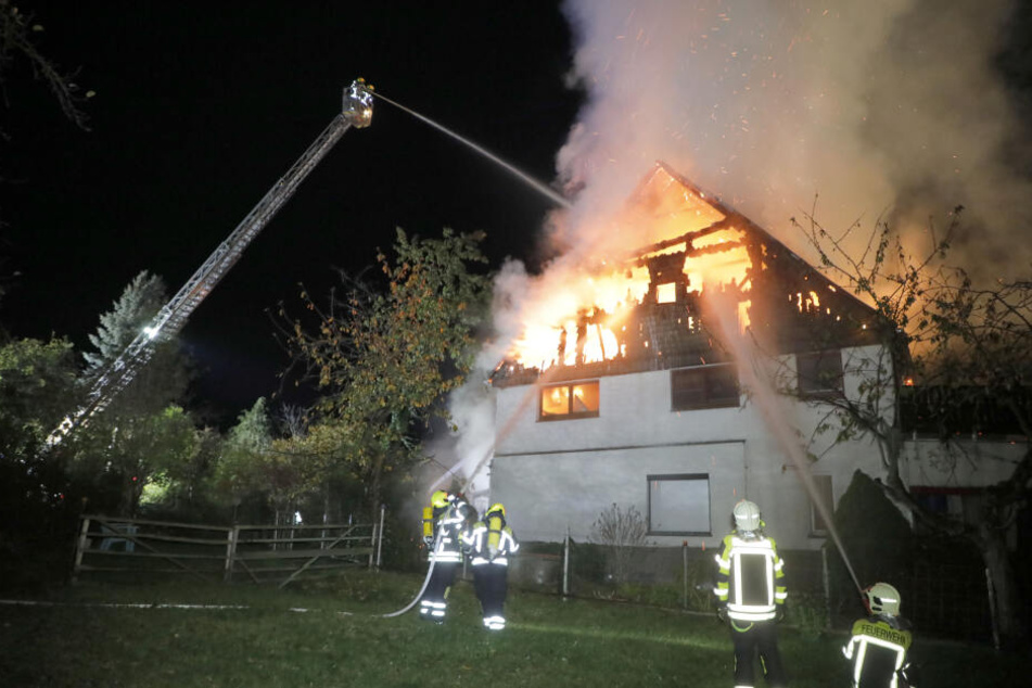 Das Feuer schlug auf das Wohnhaus über.