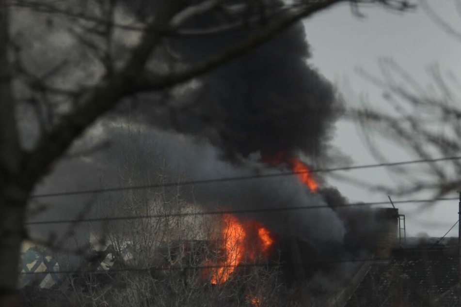 Der Dachstuhl eines Mehrfamilienhauses war in Flammen aufgegangen.