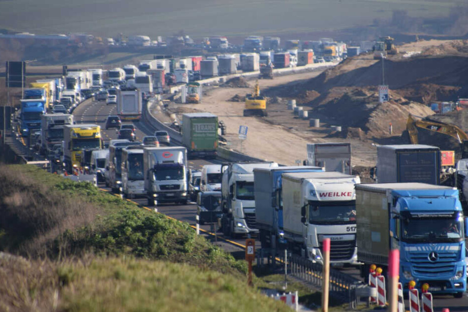 Geduldsprobe! Mega-Stau auf A6 nach Unfall im Baustellenbereich