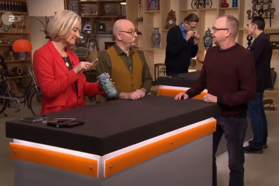 Klaus Markus (r.) möchte bei "Bares für Rares" einen "Ein-Euro-Fund" vom Flohmarkt zu Geld machen.