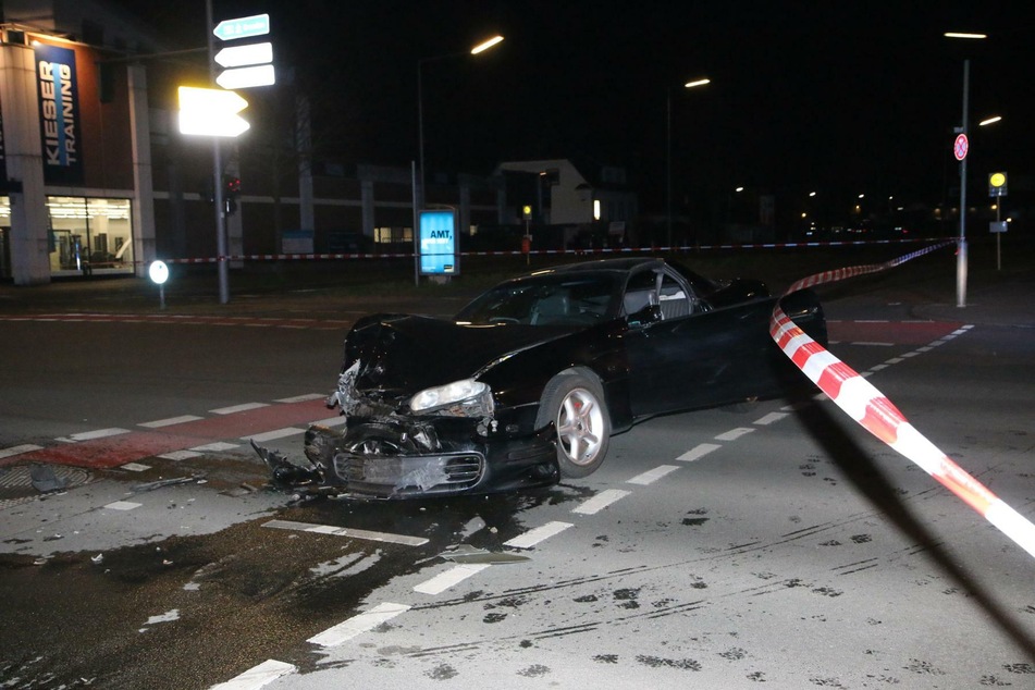 Chaos-Fahrer flüchtet vor Polizei und kracht in unbeteiligten VW