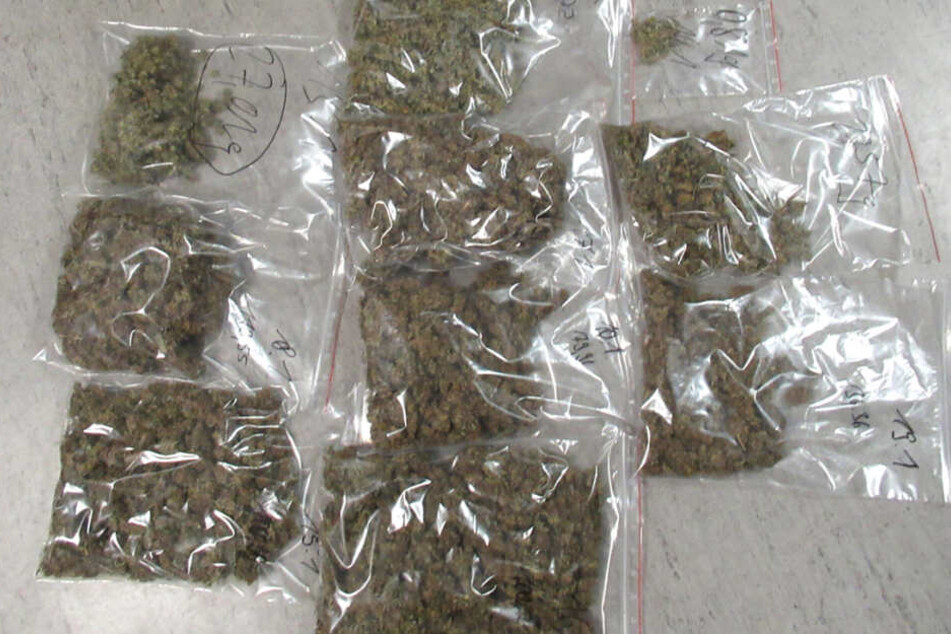 Neben einer Aufzuchtanlage sowie Verpackungsmaterial und weitere Rauschgiftutensilien fand man auch abgeerntete Pflanzen .