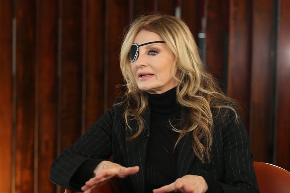 Die 62-Jährige trägt während eines Interviews eine Augenklappe.