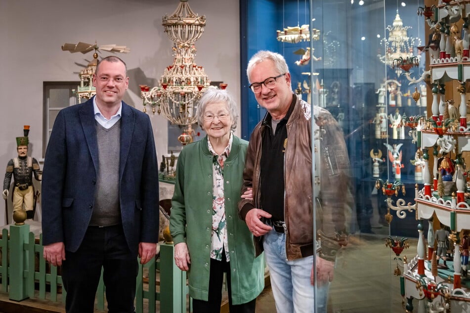 Michael Labuske (l.) und Tino Günther vom Förderverein des Spielzeugmuseums führten Arlene Wagner durch die Ausstellung.