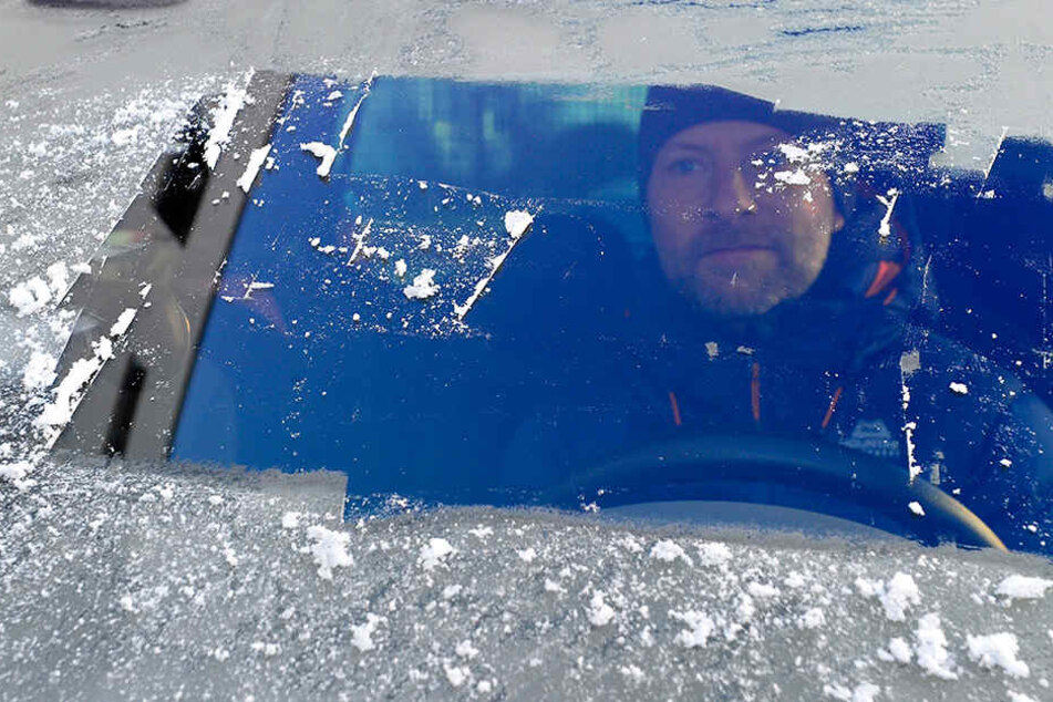 Torsten Terlinden (49) zeigt, wie er nie fahren würde - mit Guckloch