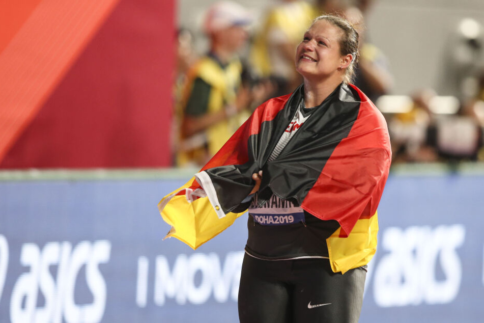 Christina Schwanitz happy nach dem Wettkampf.