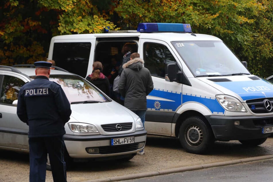 Wie der "MDR" mitteilt, laufen in Thüringen mehrere Anti-Terroreinsätze der Polizei.