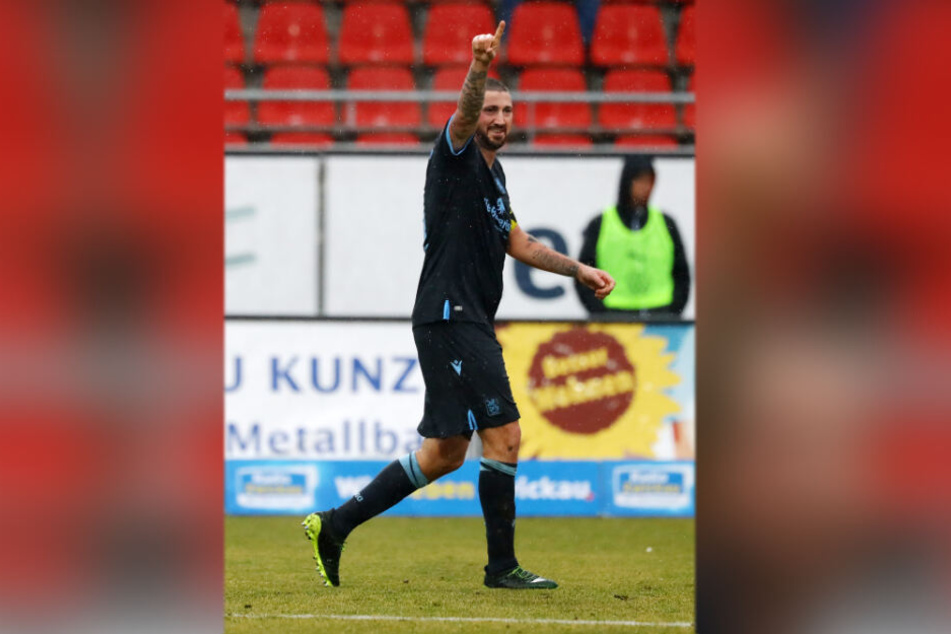 Sogar Münchens Torschütze Sascha Mölders staunte über die Choreo der Zwickauer Fans.