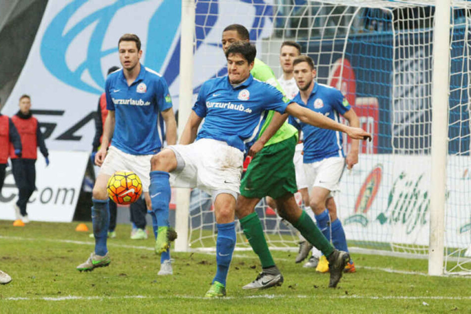 Marcus Hoffmann, zuletzt bei Hansa Rostock unter Vertrag, trainiert seit Dienstag mit. Bringt er Stabilität in die Abwehr?
