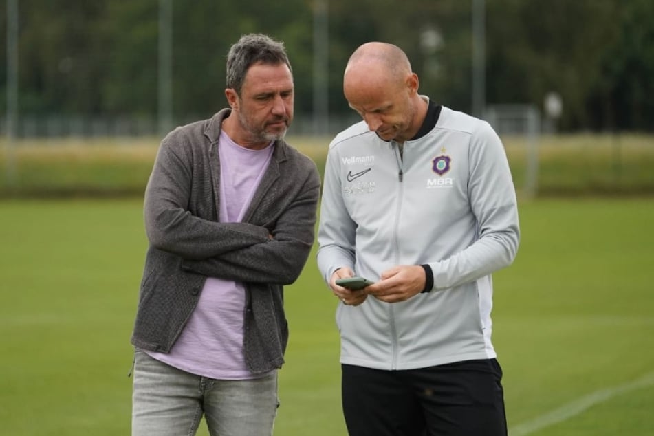 Sportchef Matthias Heidrich (47, r.) und Scouting-Berater Mirko Reichel (54) sind im Veilchen-Camp in permanentem Austausch.