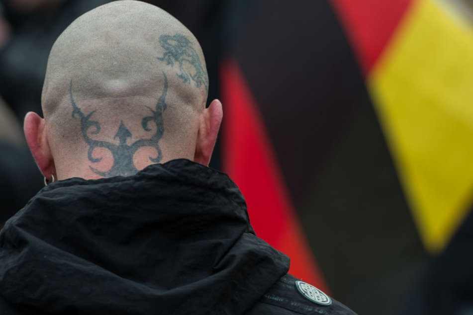 Ein Teilnehmer einer Demonstration gegen den Bau neuer Flüchtlingsheime. (Archivbild)
